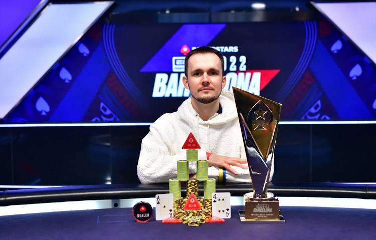 Никита Бодяковский с трофеем после победы на EPT в Барселоне